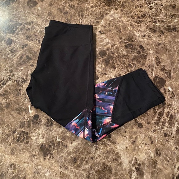 Fabletics Powerhold Crop - Like New - Picture 3 of 4